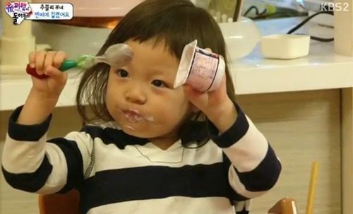 추사랑(화제인물)
She can barely put a full sentence together, but two-year-old Choo Sa-rang sure knows how to make TV viewers of virtually all ages squeal with delight.