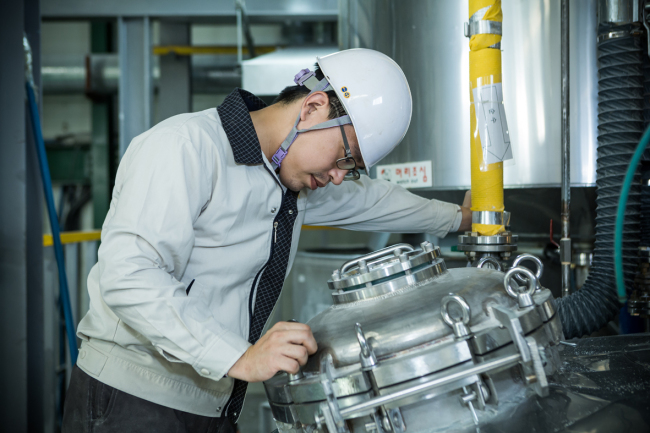 An employee of Han Nanotech operates a machine at the company’s factory in Daejeon.   Han Nanotech