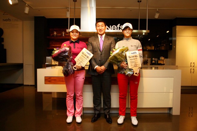 고진영(좌부터/골퍼),정해상(기업인/넵스대표이사/한국씽크공업협동조합이사장),박성현(골퍼/삼양인터내셔날핑골프)
프리미엄 가구 전문기업 넵스(대표 정해상)가 2014 시즌 한국여자프로골프(KLPGA) 정규투어에 데뷔하는고진영(19) 박성현(21)과 3년간 후원 계약했다. 넵스는 이로써 올해 금호타이어 여자오픈에서 우승한 김다나(25)를 포함해 총 3명의 선수를 보유하게 됐다.