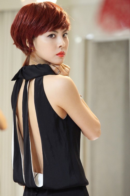박지윤(가수/탤런트)
묘미는 기업 광고주들이 가장 선호하는 완판녀 0순위로, 처음으로 독고마테의 마음을 흔들어놓는 여자로 등장하게 된다. 하지만 묘미는 독고마테를 사랑해서는 안 되는 비밀을 간직한 여성으로 알려져 묘미의 숨은 이야기에 시청자들의 기대를 모으고 있다.