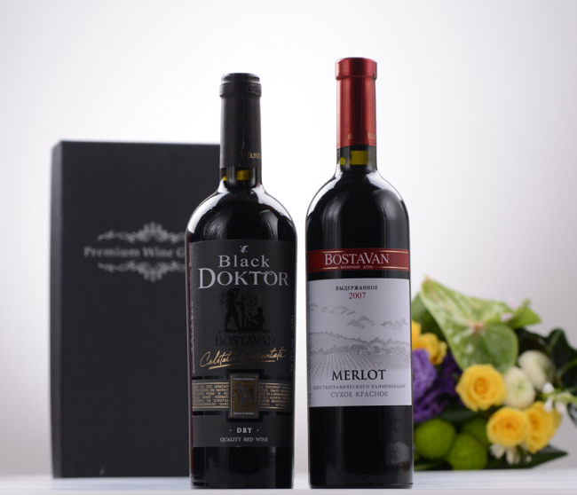 국내에서 유일하게 몰도바 와인을 수입 공급하는 차르와인(www.czarwine.com, 02-557-1531)은 크리스마스 시즌에 맞춰 소비자들이 원하는 대로 와인 세트 선물을 구성하여 포장할 수 있는 크리스마스 선물 세트를 마련했다.