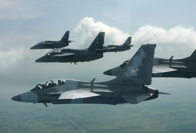 FA-50은 초음속 고등훈련기 T-50을 기반으로 개발된 국산 소형 공격기다. 국산 첫 제트기이자 고등훈련기인 T-50의 형제 격이다. 지난 8월부터 공군에 실전배치됐다.