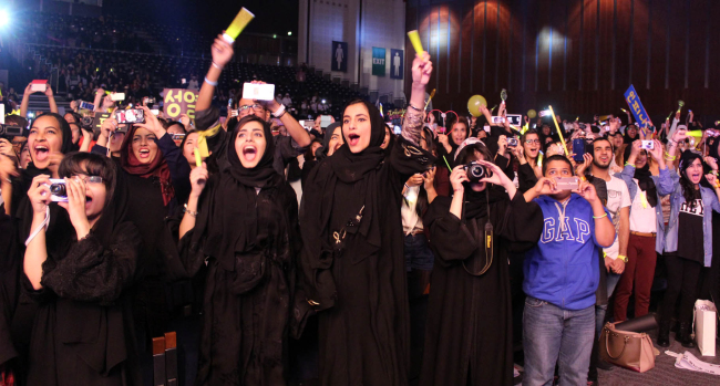Infinite fans attend the final concert of the “One Great Step” world tour at the Sheikh Rashid Hall in Dubai on Dec. 6.   Yonhap News