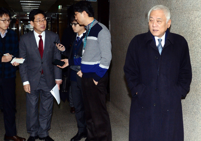 Democratic Party chairman Rep. Kim Han-gil (right) passes by as Rep. Yang Seoung-jo explains his comments regarding President Park Geun-hye at the National Assembly on Tuesday.
Park Hyun-koo/The Korea Herald