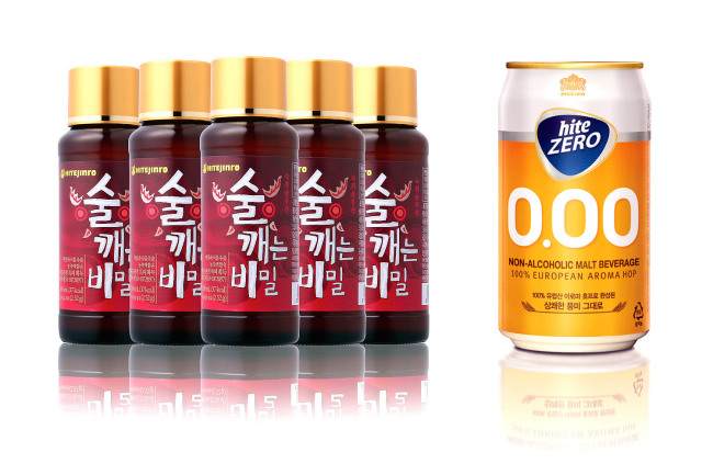 하이트진로음료는 오는 20일까지 여의도역, 광화문역, 역삼역, 강남역, 마포역, 홍대 앞 등 주요 상권에서 숙취해소음료인 ‘술깨는 비밀’을 나눠준다. 회식이 시작되는 퇴근시간엔 경품 이벤트도 진행된다. 추첨을 통해 30만원 상당의 고급 화장품을 준다. 무알코올 음료 ‘하이트제로0.00’도 받을 수 있다.