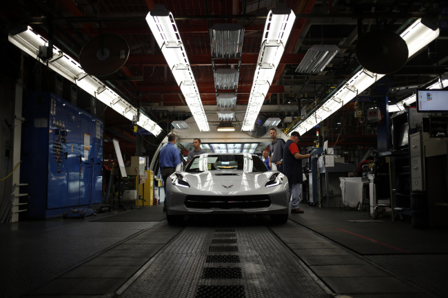 Workers inspect a 2014 Chevrolet Corvette Stingray at the General Motors Co. Bowling Green Assembly Plant in Bowling Green, Kentucky.   Bloomberg