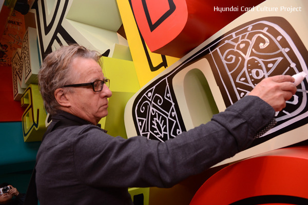 Javier Mariscal makes finishing touches to a piece after the press conference for “The Art Player” in Hangaram Art Museum in southern Seoul, Friday.    Hyundai Card