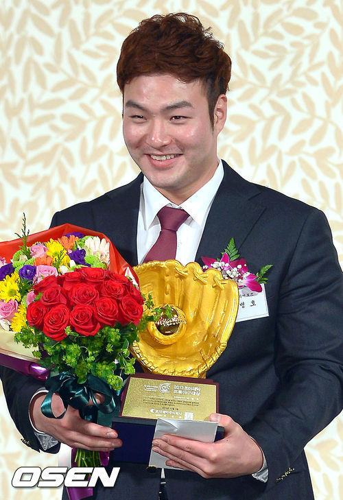 박병호(야구선수/넥센히어로즈내야수)
2년 연속 홈런왕에 오른 넥센 박병호(27)가 올 시즌보다 무려 127.3% 인상된 연봉에 재계약했다.