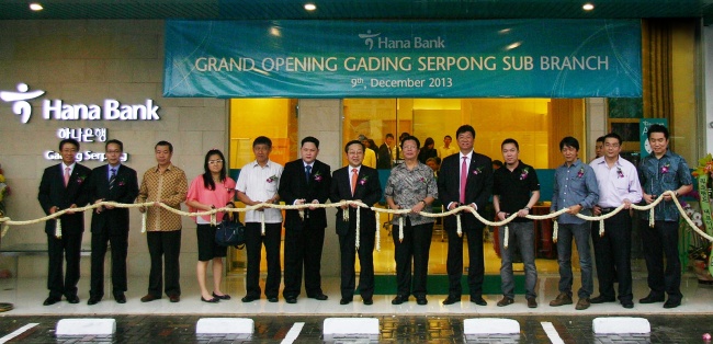 Kim Jong-jun (center), president of Hana Bank, attends an opening ceremony for the lender’s 36th Indonesian branch in Gading Serpong, Monday.   Hana Bank