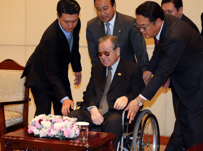Former Prime Minister Kim Jong-pil, in a wheelchair, attends the first general meeting of a society launched to honor him in the National Assembly Memorial Hall in Seoul on Tuesday. Yonhap News
