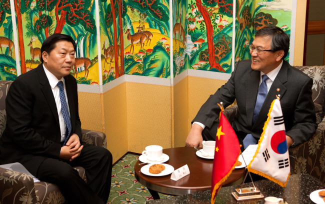 Minister of Science, ICT and Future Planning Choi Mun-kee (right) meets Lu Wei, minister of China’s State Internet Information Office, to discuss bilateral cooperation in information technology in Seoul on Tuesday.   Yonhap News