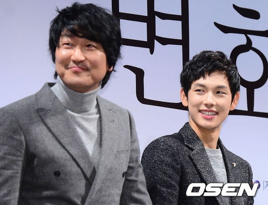 송강호(좌부터/영화배우/호두엔터테인먼트),시완(임시완/가수/ZE:A/제아파이브)
배우 송강호가 영화 ‘변호인’에서 호흡을 맞춘 제국의아이들 임시완에 대해 입을 열었다.