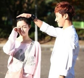 이다인(좌부터/화제인물),이기광(가수/탤런트/비스트)
‘스무살’ 이기광과 이다인의 촬영 현장 사진이 공개됐다.