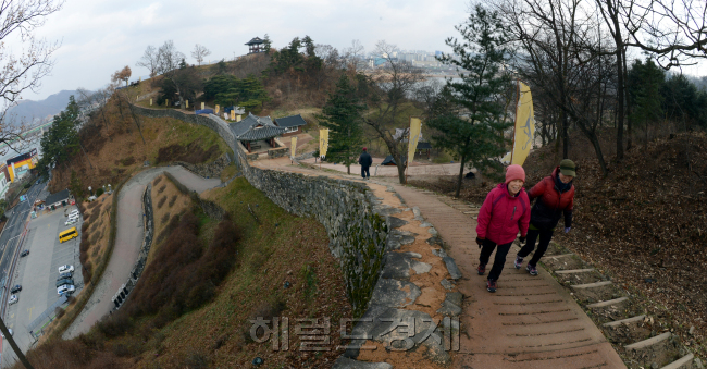 고마나루길중 공산성 성곽길.<br />정희조 기자/checho@heraldcorp.com 131210
고마나루길중 공산성 성곽길.
정희조 기자/checho@heraldcorp.com 131210
고마나루길중 공산성 성곽길.
정희조 기자/checho@heraldcorp.com 131210