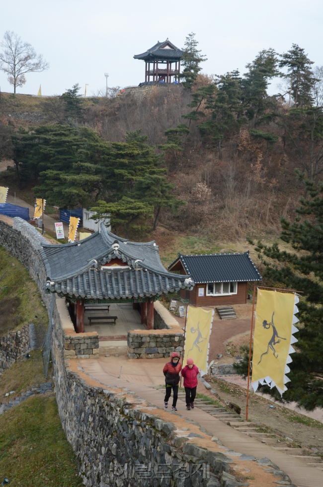 고마나루길중 공산성 성곽길.<br />정희조 기자/checho@heraldcorp.com 131210
고마나루길중 공산성 성곽길.
정희조 기자/checho@heraldcorp.com 131210
고마나루길중 공산성 성곽길.
정희조 기자/checho@heraldcorp.com 131210