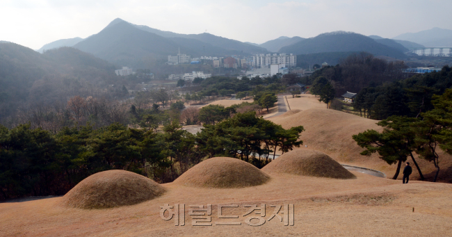고마나루길중 무령왕능이 있는 송산리 고분군.<br />정희조 기자/checho@heraldcorp.com 131210
고마나루길중 무령왕능이 있는 송산리 고분군.
정희조 기자/checho@heraldcorp.com 131210
고마나루길중 무령왕능이 있는 송산리 고분군.
정희조 기자/checho@heraldcorp.com 131210