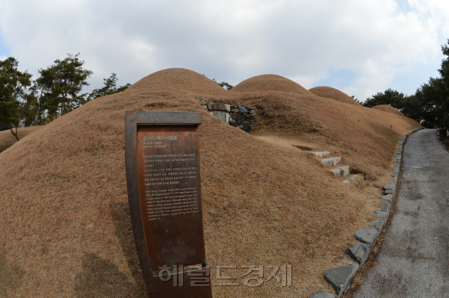 고마나루길중 무령왕능이 있는 송산리 고분군.<br />정희조 기자/checho@heraldcorp.com 131210
고마나루길중 무령왕능이 있는 송산리 고분군.
정희조 기자/checho@heraldcorp.com 131210
고마나루길중 무령왕능이 있는 송산리 고분군.
정희조 기자/checho@heraldcorp.com 131210