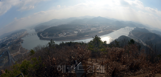 고마나루길중 연미산.<br />정희조 기자/checho@heraldcorp.com 131210
고마나루길중 연미산.
정희조 기자/checho@heraldcorp.com 131210
고마나루길중 연미산.
정희조 기자/checho@heraldcorp.com 131210