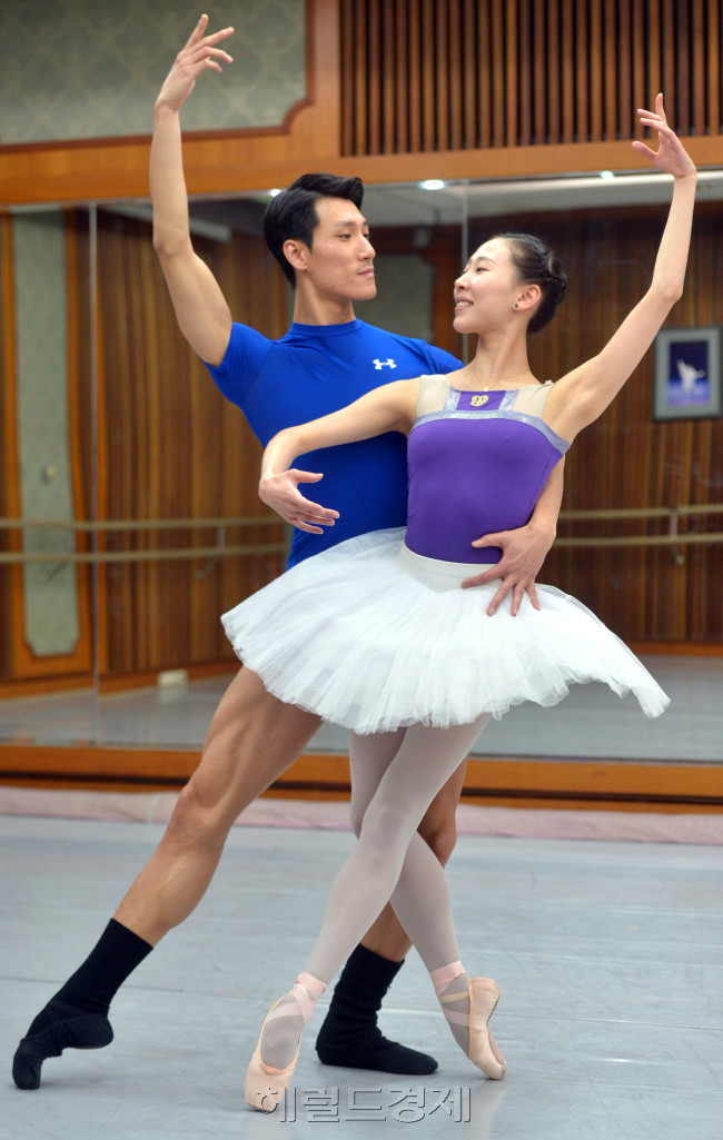유니버셜발레단<br />김명섭 기자 msiron@heraldcorp.com
유니버셜발레단
김명섭 기자 msiron@heraldcorp.com
유니버셜발레단
김명섭 기자 msiron@heraldcorp.com