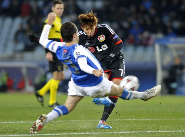 Leverkusen striker Son Heung-min attempts a shot on goal against Real Sociedad on Tuesday.   AFP-Yonhap News