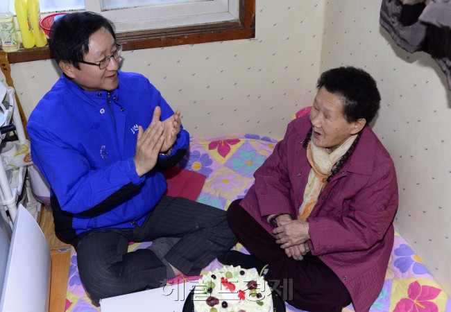 김신 삼성물산 사장이 11일 오전 서울 남대문 쪽방촌을 찾아
김옥지(80) 할머니에게 생일선물과 생활용품을 전달하고 이야기를 나누고 있다. 이번 행사는 삼성 CEO 쪽방촌 봉사활동의 일환으로 열렸다. 박해묵 기자/mook2heraldcorp.com
김신 삼성물산 사장이 11일 오전 서울 남대문 쪽방촌을 찾아 <br />김옥지(80) 할머니에게 생일선물과 생활용품을 전달하고 이야기를 나누고 있다. 이번 행사는 삼성 CEO 쪽방촌 봉사활동의 일환으로 열렸다. 박해묵 기자/mook2heraldcorp.com