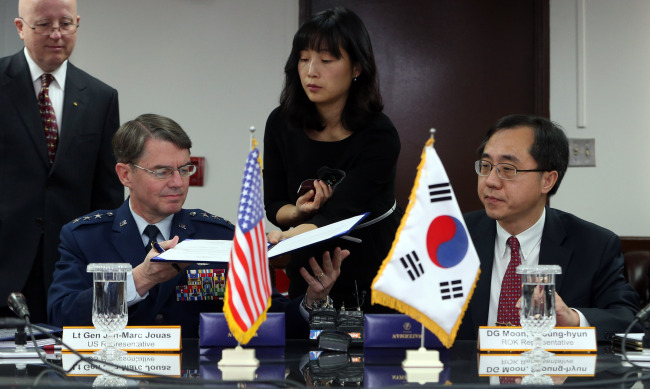 Moon Seoung-hyun, director-general for North American affairs at the Foreign Ministry, and Lt. Gen. Jan-Marc Jouas, deputy commander of the U.S. Forces Korea attend a meeting of the joint Seoul-Washington committee on the Status of Forces Agreement on Wednesday. The two sides agreed to revise guidelines on USFK’s patrol activities.   Joint Press Corps
Moon Seoung-hyun, director-general for North American affairs at the Foreign Ministry, and Lt. Gen. Jan-Marc Jouas, deputy commander of the U.S. Forces Korea attend a meeting of the joint Seoul-Washington committee on the Status of Forces Agreement on Wednesday. The two sides agreed to revise guidelines on USFK’s patrol activities.   Joint Press Corps