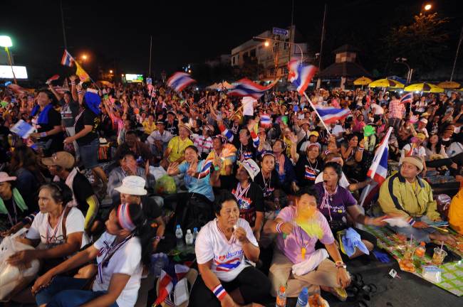 Thai antigovernment protesters cheer for their leader Suthep Thaugsuban during a rally near the Government House in Bangkok on Tuesday.   AFP-Yonhap News