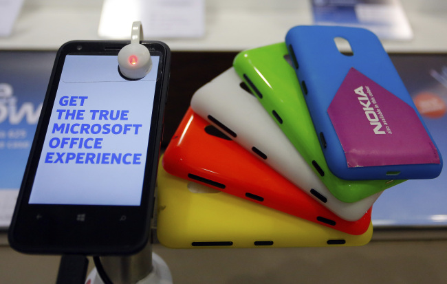A Nokia Lumia 620 Windows smartphone sits on display inside an O2 store in Manchester, England.   Bloomberg