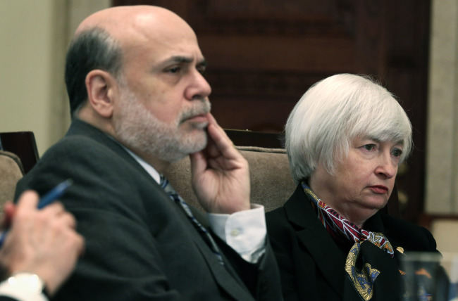 Federal Reserve Board Chairman Ben Bernanke (left) and Janet Yellen, vice chair and President Barack Obama’s nominee to succeed Bernanke, listen during a meeting of the Board of Governors of the Federal Reserve System to discuss the final version of the “Volcker Rule” in Washington, D.C., Tuesday.   AFP-Yonhap News