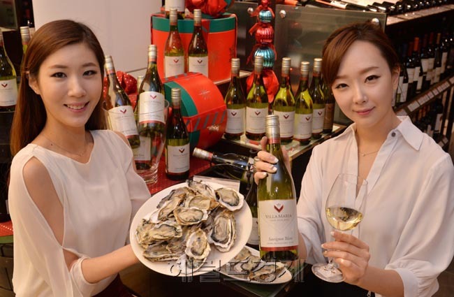 11일 오전 롯데백화점 소공점 지하 와인매장에서 신동와인이 전세계 와인 중 겨울철 별미 ‘굴’과 가장 잘 어울리는 와인으로 선정된 ‘빌라 마리아 프라이빗 빈 소비뇽 믈랑’ 2013 빈티지 출시행사를 가졌다.
