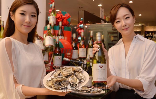 11일 오전 롯데백화점 소공점 지하 와인매장에서 신동와인이 전세계 와인 중 겨울철 별미 ‘굴’과 가장 잘 어울리는 와인으로 선정된 ‘빌라 마리아 프라이빗 빈 소비뇽 믈랑’ 2013 빈티지 출시행사를 가졌다.