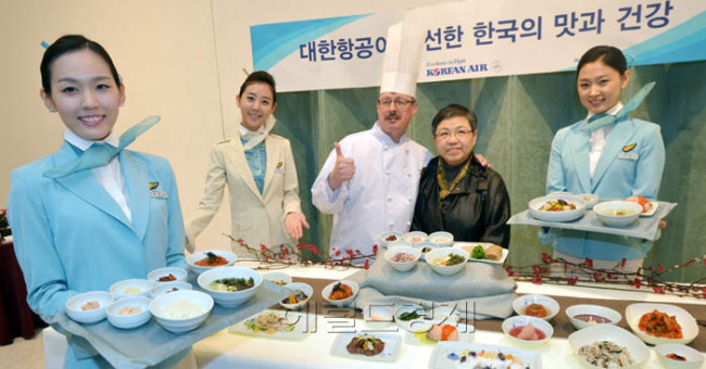 대한항공은 1일 서울 중구 서소문동 대한항공빌딩에서 항정살, 묵은지찜, 연어만두 등을 비롯한 정통 한정식 기내식 메뉴를 선보이고 있다. 아울러 일반석 승객을 대상으로는 각종 야채와 된장을 주 재료로 하여 된장찌개의 맛을 그대로 살리면서도 기내에서 먹기 편리한 덮밥 형태로 고안된 ‘된장 덮밥’도 선보일 예정이다.