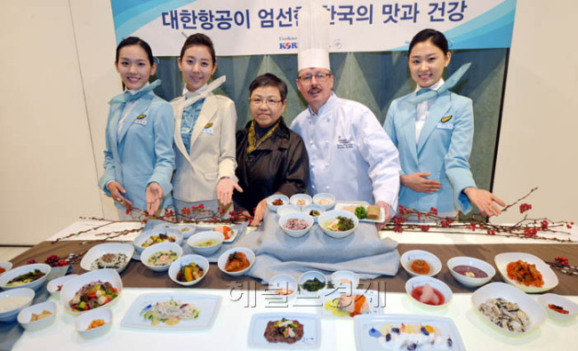 대한항공은 1일 서울 중구 서소문동 대한항공빌딩에서 항정살, 묵은지찜, 연어만두 등을 비롯한 정통 한정식 기내식 메뉴를 선보이고 있다. 아울러 일반석 승객을 대상으로는 각종 야채와 된장을 주 재료로 하여 된장찌개의 맛을 그대로 살리면서도 기내에서 먹기 편리한 덮밥 형태로 고안된 ‘된장 덮밥’도 선보일 예정이다.
