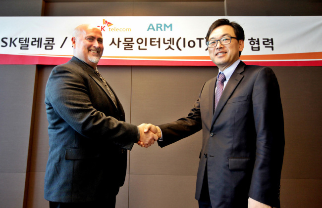 The head of SK Telecom’s ICT division Choi Jin-sung (right) meets with ARM’s vice president Adam Gould for joint research on Internet of Things technology.   SKT