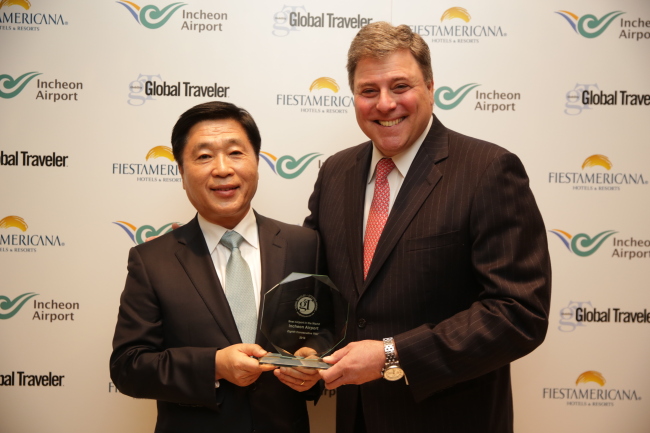 Incheon International Airport vice president Choi Hong-yeol (left) and Global Traveler magazine’s publisher Francis Gallagher pose after Incheon won the best airport prize in the GT Tested Reader’s Survey Awards for the eighth consecutive year at a ceremony in Los Angeles on Tuesday.   Incheon International Airport