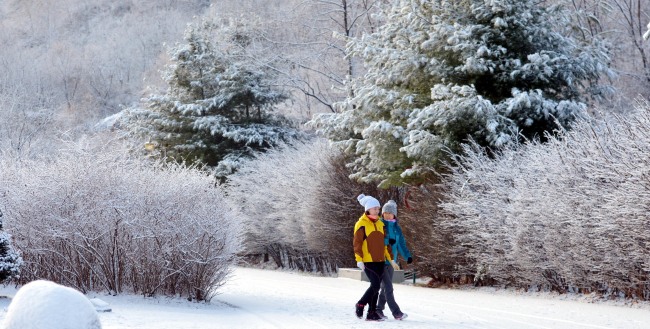 Citizens stroll through Nanjicheon Park in northwest Seoul on Wednesday after 3 to 6 centimeters of snow fell in central parts of the country.
Kim Myung-sub/The Korea Herald