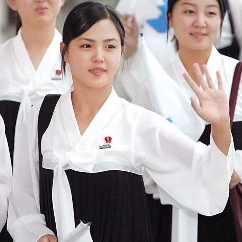 리설주(화제인물)
리설주로 추정되는 여성의 모습 (연합뉴스)
북한 장성택 국방위원회 부위원장이 숙청당한 것과 관련해 여러가지 이유가 지목된 가운데, 김정은 노동당 제1비서 부인인 리설주와의 부적절한 관계 때문이라는 주장이 나오고 있다.