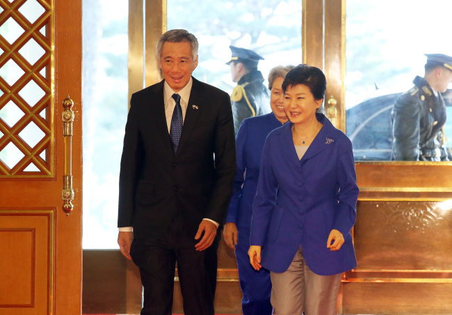 President Park Geun-hye and Singaporean Prime Minister Lee Hsien Loong on their way to holding their summit at Cheong Wa Dae on Wednesday.   Yonhap News