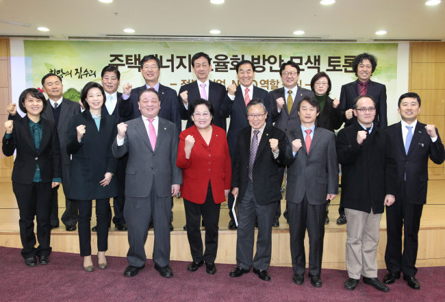 현대제철과 한국주거복지협회가 공동 주관한 ‘주택에너지 효율화 방안 모색-정부, 기업, NGO의 역할 토론회’에는 김동완 의원(새누리당·앞줄 오른쪽 네번째), 이재오 의원, 진영 의원, 강길부 의원 등 25명의 국회의원이 참석해 많은 관심을 보였다.  [사진제공=현대제철]