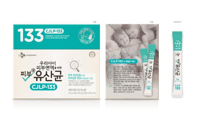 12일 CJ제일제당은 면역물질의 과분비를 조절해 피부가 가려운 증상을 개선하는 유산균 제품 ‘피부 생유산균 CJLP133’을 세계 최초로 상용화해 시장에 내놓는다고 밝혔다. 이 제품은 김치에서 분리한 3500여개의 유산균 중 133번째 균인 ‘락토바실러스 플란타룸 CJLP133(이하 CJLP133)’을 건강기능식품으로 개발한 것이다. CJ제일제당은 이 제품이 피부 가려움 개선뿐 아니라 피부 면역력 증진에도 좋다고 밝혔다.
