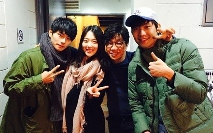 이이경(좌부터/영화배우),설리(최진리/Sulli/가수/탤런트),박철민(영화배우/탤런트),최다니엘(탤런트/영화배우)
최다니엘과 설리의 의외의 친분 인증이 화제다.