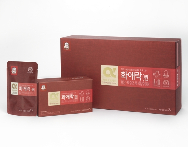 12일 KGC인삼공사에 따르면 이 회사가 지난 3월 내놓은 여성 갱년기 증상 완화용 건기식 ‘화애락퀸’은 출시 8개월(11월 현재)만에 매출 150억원을 올리며 히트상품으로 꼽히고 있다. 홍삼에다 갱년기 건강 소재로 각광받고 있는 백수오 등을 넣어 한 달치 세트가 16만원이다. 만만치 않은 가격이지만 10만개가 팔렸다.