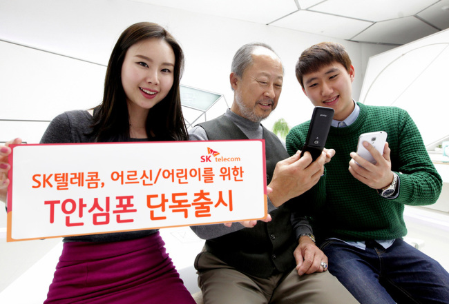 SK텔레콤은 노인이나 어린이들을 위한 안심 기능을 탑재한 3G 피쳐폰 ‘T안심폰’(SHW-A301S)을 출시했다고 12일 밝혔다.
이번에 SK텔레콤이 출시한 ‘T안심폰’은 노인이나 어린이가 위기에 처했을 때 보호자의 신속한 도움을 받을 수 있도록 ‘안부 자동 알림’과 ‘T안심 버튼’ 등 두 가지 특화 기능을 탑재했다.