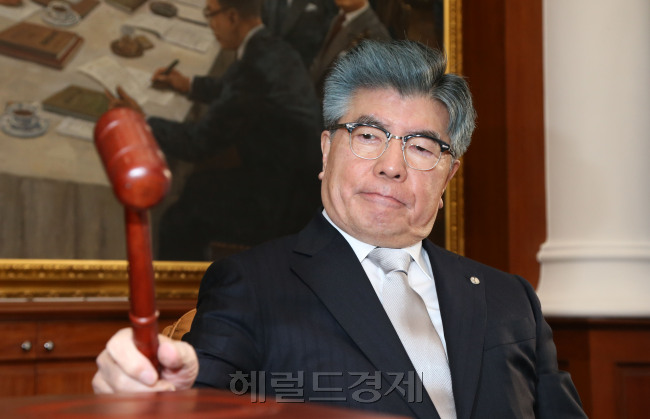 12일 오전 한국은행에서 김중수 한국은행총재 주재로 금융통화위원회가 열렸다.<br />이상섭 기자. babtong@heraldcorp.com 2013.12.12
12일 오전 한국은행에서 김중수 한국은행총재 주재로 금융통화위원회가 열렸다.
이상섭 기자. babtong@heraldcorp.com 2013.12.12
12일 오전 한국은행에서 열린 금융통화위원회에서 김중수 한은 총재가 의사봉을 두드리고 있다. 금통위는 이날 기준금리를 연 2.5%에서 동결했다. 이상섭 기자/babtong@