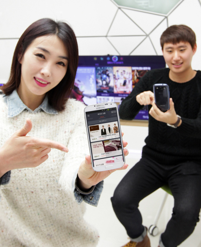 SK텔레콤은 12일 모바일 통합 홈쇼핑 서비스 ‘T쇼핑’이 실시간 TV홈쇼핑뿐 아니라 신개념 ‘비디오 쇼핑’까지 즐길 수 있는 차세대 모바일 쇼핑 플랫폼으로 업그레이드 됐다고 밝혔다. ‘비디오 쇼핑’이란, 판매하는 상품에 대한 정보를 광고 형식의 홍보 영상이나 기존 TV홈쇼핑 방송 편집본 등 짧은 동영상 형태로 제공하는 서비스로 T 쇼핑은 약 300개의 상품을 비디오 쇼핑으로 판매한다. [사진제공=SK텔레콤]