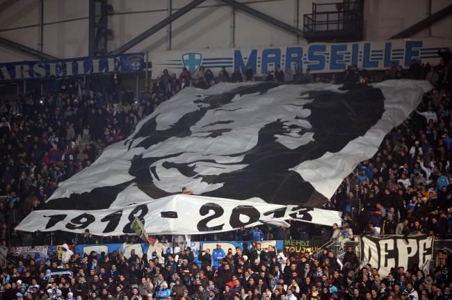 Marseille supporters hold a banner in tribute to Nelson Mandela on Wednesday.   AFP-Yonhap News