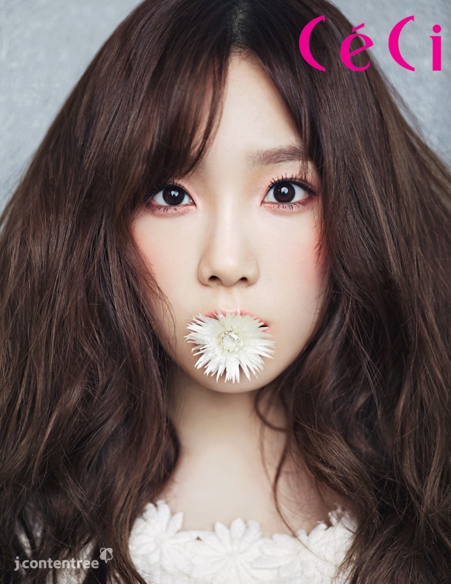 태연(김태연/가수/뮤지컬배우/소녀시대/소녀시대-태티서)
물오른 미모로 인터넷을 뜨겁게 달구고 있는 소녀시대 태연의 아찔한 미모가 돋보이는 화보컷들이 전격 공개됐다.