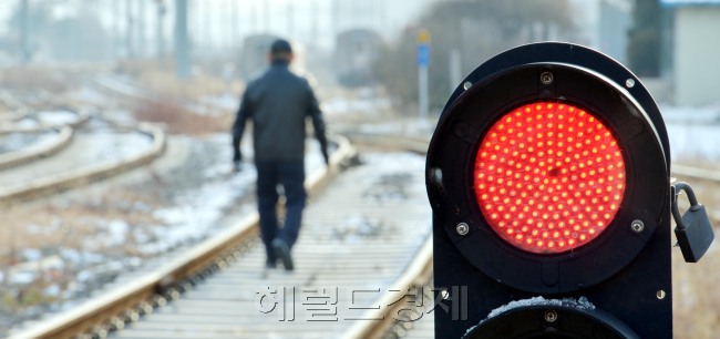 철도노조 파업 사흘째인 12일 오전 서울 수색역 차량기지에서 한 직원이 차량정비를 하러 가고 있다.<br />김명섭 기자 msiron@heraldcorp.com