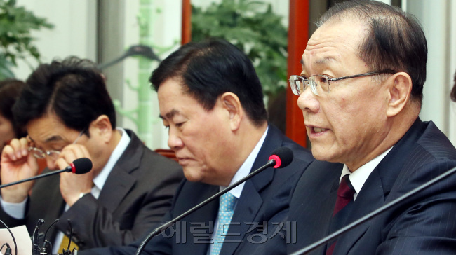 새누리당 황우여 대표와 최경횐 원내대표는 12일 오전 국회에서 최고위원회의를 열어 국정원 개혁특위와 정치개혁특위의 운영 방향 등에 대해 논의하고 있다. 박현구 기자phko@heraldcorp.com
새누리당 황우여 대표와 최경횐 원내대표는 12일 오전 국회에서 최고위원회의를 열어 국정원 개혁특위와 정치개혁특위의 운영 방향 등에 대해 논의하고 있다. 박현구 기자phko@heraldcorp.com
새누리당 황우여 대표와 최경환 원내대표는 12일 오전 국회에서 최고위원회의를 열어 국정원개혁특위와 정치개혁특위의 운영 방향 등에 대해 논의했다. 한편 황우여 대표는 공공기관 정상화 대책과 관련해 “과거 공기업이 우리 경제를 이끌어왔으나 이제는 언제 터질지 모르는 시한폭탄이라는 지적이 있다”면서 “박근혜정부 내에서 실질적인 체질 개선을 반드시 이뤄야 한다”고 말했다. 박현구 기자/phko@heraldcorp.com