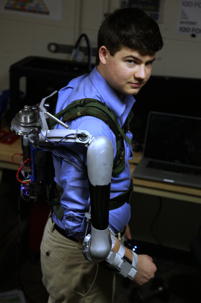 Nick McGill wears the Titan Arm at the University of Pennsylvania in Philadelphia.   AP-Yonhap News